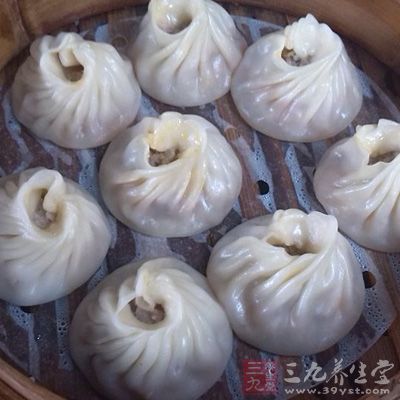 不吃早餐，人體只得動(dòng)用體內(nèi)貯存的糖元和蛋白質(zhì)，久而久之，會(huì)導(dǎo)致皮膚干躁、起皺和貧血等，加速人體的衰老