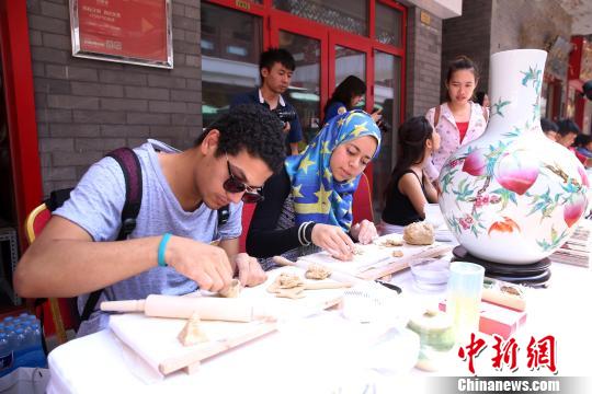 6月26日，外國(guó)人士體驗(yàn)制作中國(guó)非遺藝術(shù)品。　韓海丹 攝