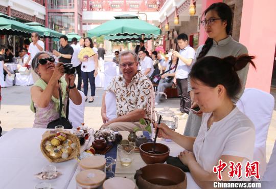 6月26日，外國(guó)人士體驗(yàn)中國(guó)茶文化。　韓海丹 攝