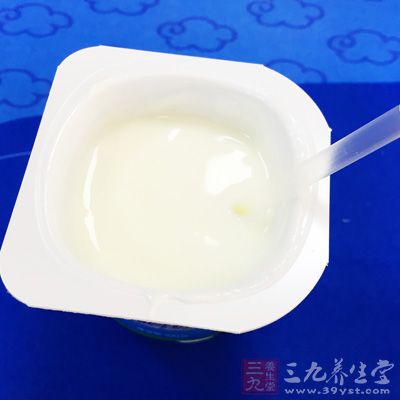 酸奶中的乳糖已經(jīng)被乳酸菌轉(zhuǎn)化為葡萄糖，減少了像喝鮮牛奶后出現(xiàn)的乳糖不耐受、胃部不適的問題