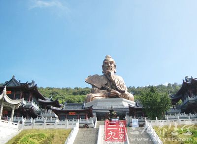 這里的儉，不僅僅指惜才惜物以養(yǎng)德，同時，儉也是一個養(yǎng)生法則